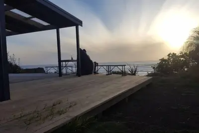 Image de Baie peu fréquentée d'Opunake - à flanc de falaise