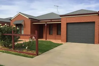 Image de Tralea, bonne escapade, maison de ville de 3 chambres à coucher. Emplacement central.