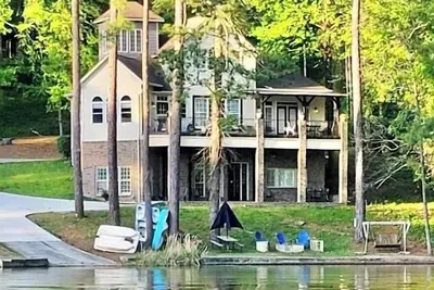 Image de Bas De Mer Des Smokies, Maison En Bord D'Eau avec des kayaks, des pédalos