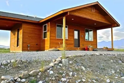 Image de Yellowstone Cabin sur la rivière avec privé Acre Pond, cinq miles de Chico