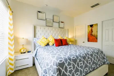 Image de Superbe maison de ville récemment rénovée 1. 5 miles à Disney