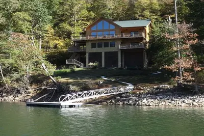 Image de Bord De Lac, Canoe, 3 Kayaks, Anneau De Feu, Jacuzzi, Table De Piscine, Table De Jeu, Mtns