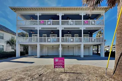 Image de 203 Butler Avenue - Profitez des brises de l'océan et des bruits de la piscine de surf