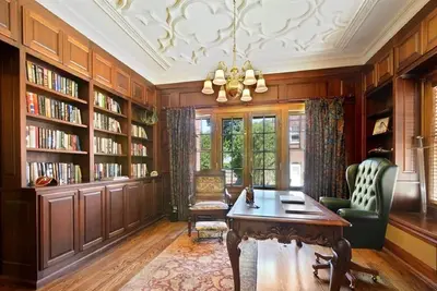 Image de Magnifique manoir anglais, à 1/4 mile du lac et à proximité des arts et du divertissement