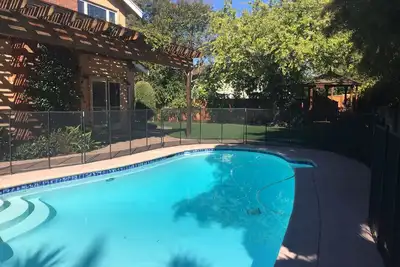 Image de 4 chambres et 3 salles de bain complètes + bureau à Walnut Creek. Grande cour avec piscine!