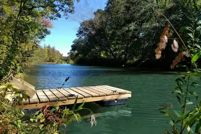 Image de Retraite en cabine de rivière isolée