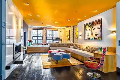 Image de Du centre-ville - 4 Br Walk to Everything! Urban Loft - Imprimantes Alley Lofts