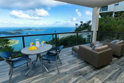 Image de Sur les vues de dessus de cette villa de luxe romantique 1br / 1ba donnant sur tout Vi