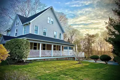 Image de Spacieuse maison victorienne sur un terrain privé à Narragansett Pier