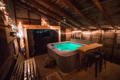 Image de Dans le village, bain à remous, Yard ancien chalet de ski restauré à luxueux 8 chambres