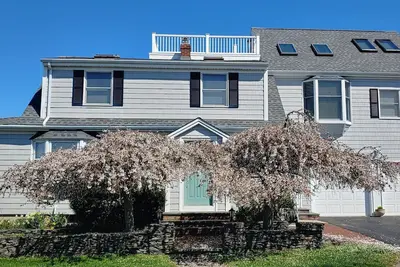 Image de 6bd / 3ba avec 2 espaces de vie séparés. Promenade à la plage, toit-terrasse incroyable, près de twn