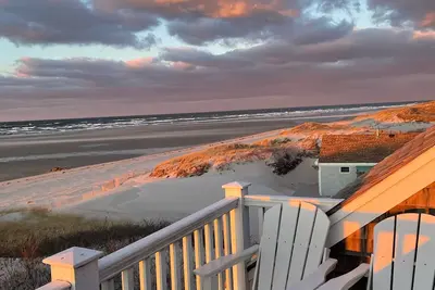 Image de Niché dans le sable sur la zone privée de Mayflower Beach! Vues incroyables!
