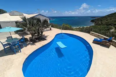 Image de Magnifique piscine et l'océan Vues privées attendent!
