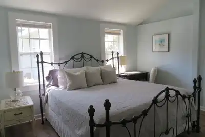 Image de 5 blocs à l'eau et 6 blocs au centre-ville historique Old Ne Cottage à St. Pete