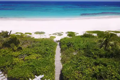 Image de propriété de 2 acres en bord de mer (accès à la plage privée, générateur, vue imprenable)