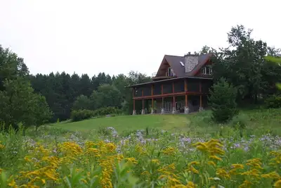 Image de Prime maison en bois rond sur 600+ acres de terrain boisé privé avec lac privé et du secteur riverain