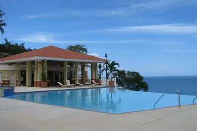 Image de Brand New méditerranéenne Oceanfront Condominium / Crashboat Plage