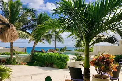 Image de Maison récemment rénovée avec vue sur la mer, séjour romantique intérieur / extérieur et piscine privée.