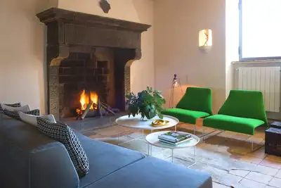 Image de Une maison de luxe unique, des intérieurs design, une piscine privée, dans une ville de conte de fées