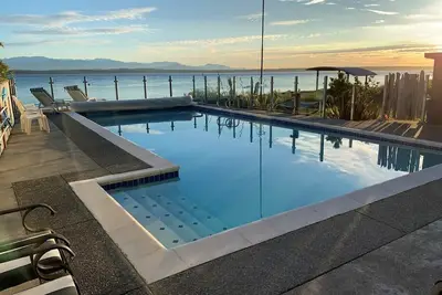 Image de Whidbey's Finest Luxury Beachfront Compound - plage de sable sans rive à l'ouest