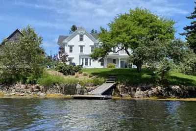 Image de Spacieuse maison historique en bord de mer sur Bass Harbor - vue imprenable - quai privé