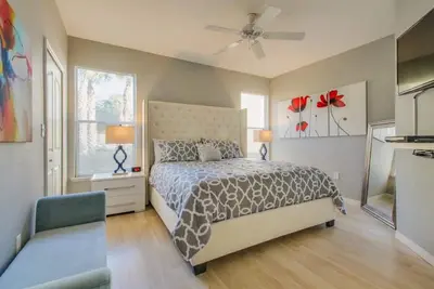 Image de Condo nouvellement rénové primé fantastique (4 miles à Disney) 2 + 2