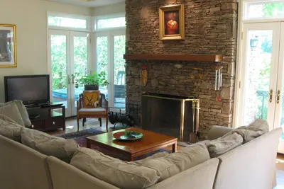 Image de Intown Emory 4 chambres w / Porch & Hot Tub cheminée privée Animaux Ok