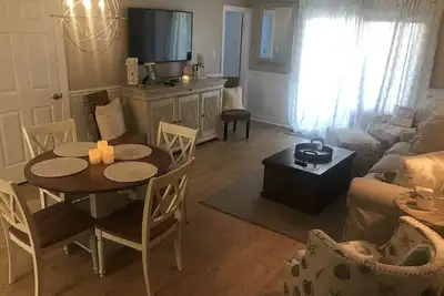 Image de Condo partiellement rénové avec vue sur la mer. Immense terrasse!