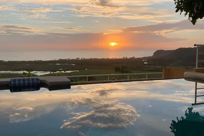 Image de Domaine de la piscine tranquille, extrêmement privée et sécurisée avec vue imprenable sur l'océan