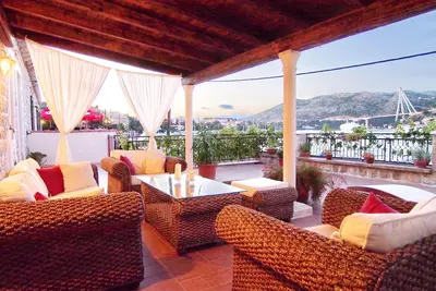 Image de Belle Maison En Pierre Avec Grande Terrasse Et Vue Sur La Mer