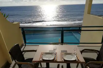 Image de Grand appartement au bord de la plage avec piscine