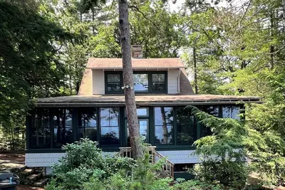 Image de Camp de pierre au bord de l'eau avec un magnifique lac et le mont. Vues