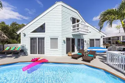 Image de Belle maison de 6 chambres / 6 salles de bain avec piscine chauffée