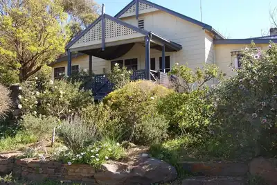 Image de Cottage pittoresque niché parmi les arbres