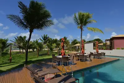 Image de Promenade Vilage dans le sable avec piscines naturelles près du condo!