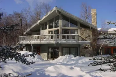 Image de Chalet skis aux pieds en face du sentier Lower Wanderer