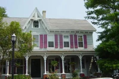 Image de Élégante maison victorienne w / transport sur Canal