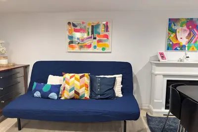 Image de Suite d'hôtes Capitol Hill avec une place de parking et une entrée privée