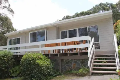Image de Vue sur la mer jusqu'à la jetée de Lorne et arrière jardin divertissant avec vue sur la forêt