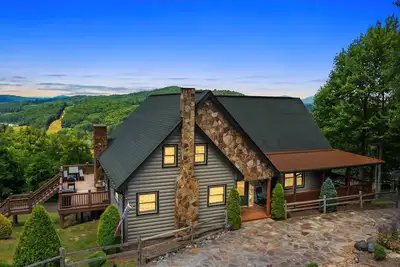 Image de A Home Sweet Home-Cabin w / vues, bain à remous, table de billard, Wi-Fi, Fire Pit & More