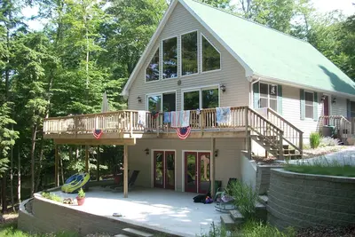 Image de Chalet au bord de l'eau niché entre le lac Hamlin et la forêt nationale de Manistee