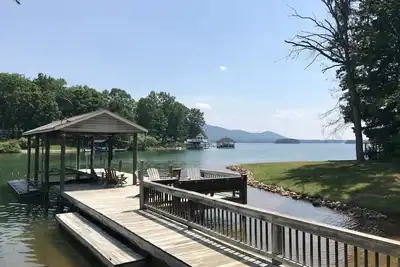 Image de Lac Vivant À Son Plus Haut. Chalet confortable avec de larges vues sur l'eau et la montagne.