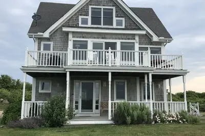 La plage est à quelques pas! Chemin privé de la maison familiale haut de gamme! Réservez pour 2020.