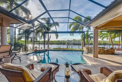 Image de Surfside Home de luxe avec vue sur l'eau, piscine chauffée et spa, 3 chambres spacieuses