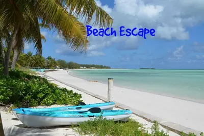 Image de Beach Escape - une chambre spacieuse avec une cuisine complète et un porche couvert