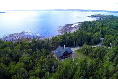 Image de Bear Beach Maine! Oceanfront Log Cabin, plage de sable isolée, couchers de soleil et sauna