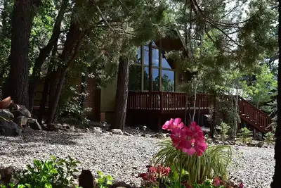 Image de Chalet Juniper dos à la forêt