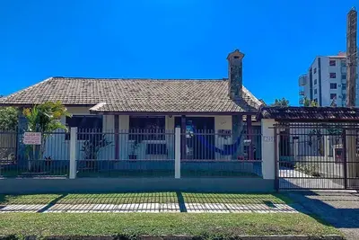 Image de Maison avec 4 chambres, garage pour 3 voitures à 900m du centre et 500m de la plage
