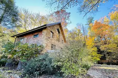 Image de Stone Cottage Creekside avec jacuzzi - nouvellement disponible