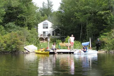 Image de Lakefront Contemporary- Fire Place, Dock, Pont, WiFi, Bateaux, Ac, Dog Friendly! ! !